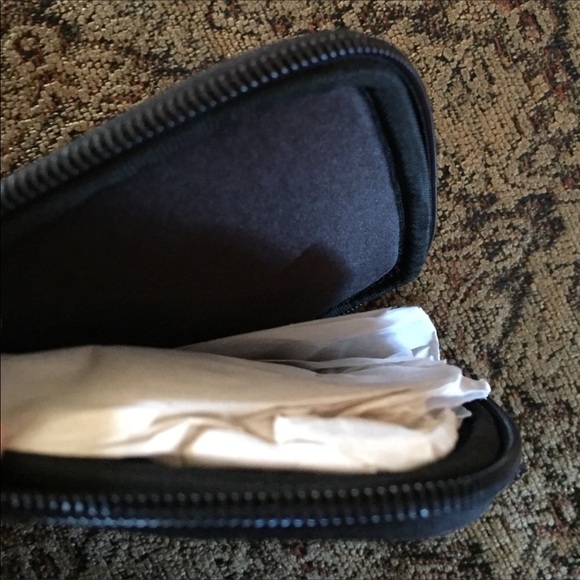 NWT Wilsons Leather IPad Case *Limited number left - Picture 4 of 4